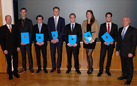 Nach der Preisverleihung (von links nach rechts): Dr.-Ing. Axel Müller, Malte Jung, Simon Papenheim, Alexander Janz, Tobias Nießing, Julia Borgmann, Maximilian Scheid und Prof. Dr.-Ing. Peter Scharf.