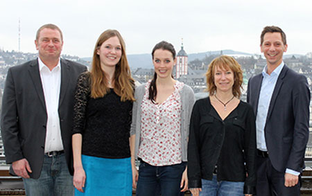 Michael Schäfer (v.l.), Leiter der Wirtschafts- und Beschäftigungsförderung des Kreises Siegen-Wittgenstein, Tabea Rasche, Barbara Weier, Ira Dexling, Geschäftsführerin Studienförderfonds Siegen, und Landrat Andreas Müller